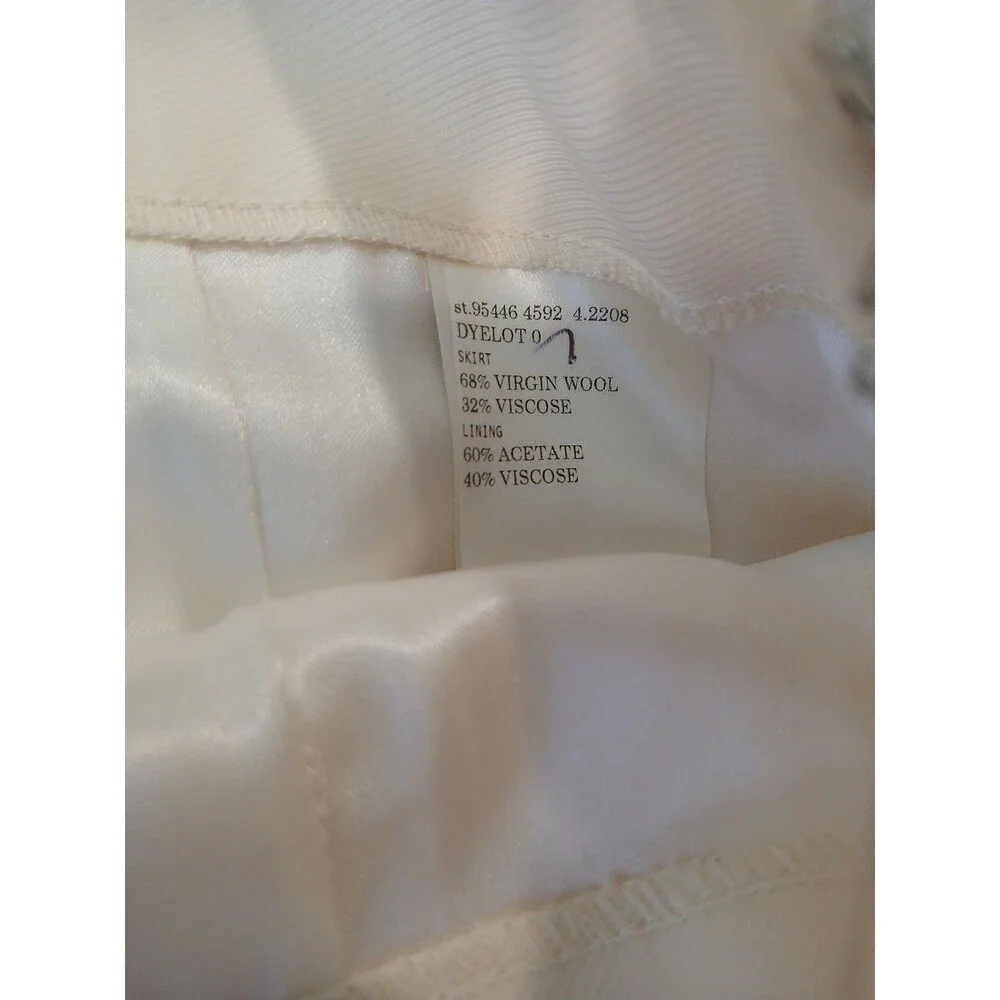 Adrienne Vittadin Skirt Ivory Cream White Size 8 Virgin Wool Silver Logo Buckle